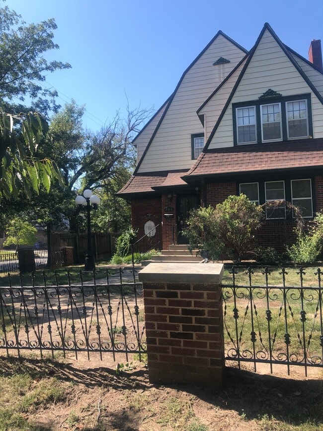 Building Photo - 203 N. Terrace