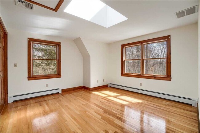Building Photo - 207 Osborne Hill Rd