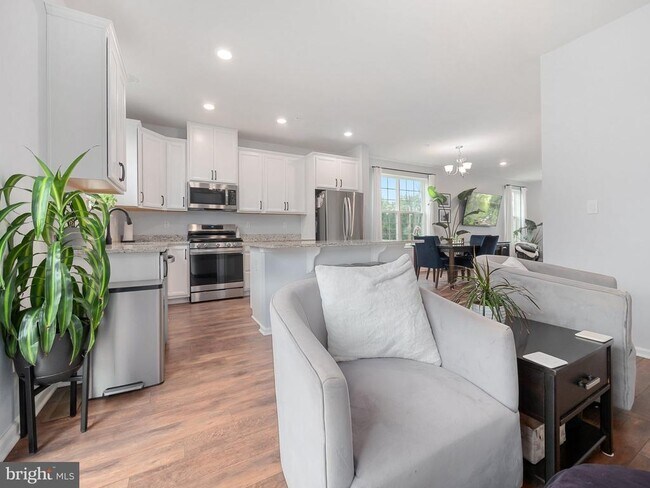 Building Photo - 131 Edgewater Ct