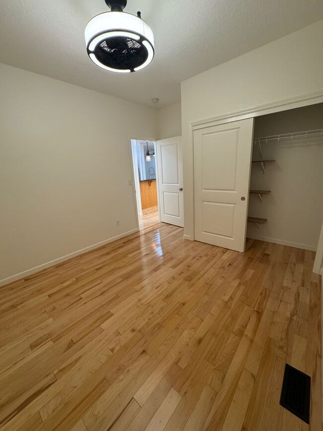 Building Photo - 3 Bedroom 2 Bath at Astoria