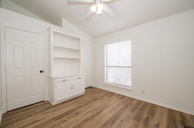 Building Photo - 5819 Hollytree Dr