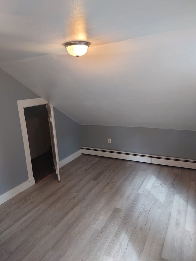 Building Photo - 2 Bedroom Single Cottage Family Home in Wo...