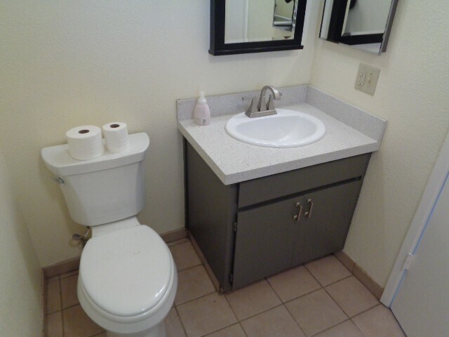 Building Photo - Beautiful 3 Bedroom, 1.5 Bath Townhome Available now!