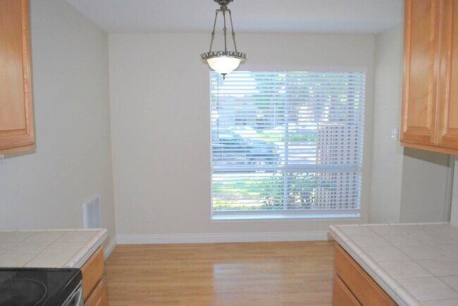 Building Photo - Updated, Bright, Spacious & Clean! Excellent Location at The Vintner in San Ramon