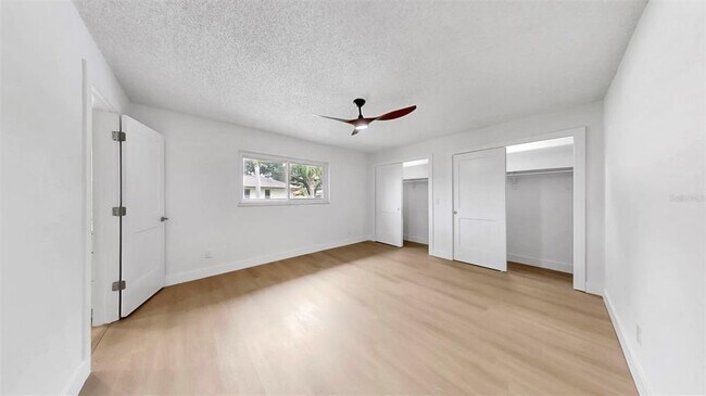 Building Photo - 2401 Roberta Ln