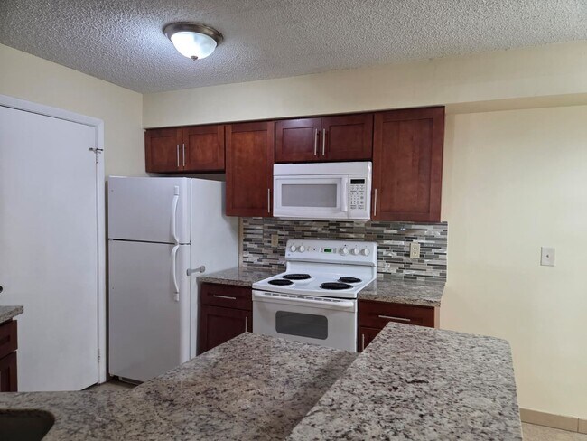 Building Photo - Upgraded 2BR/2BA – Gated Community, Great Amenities!