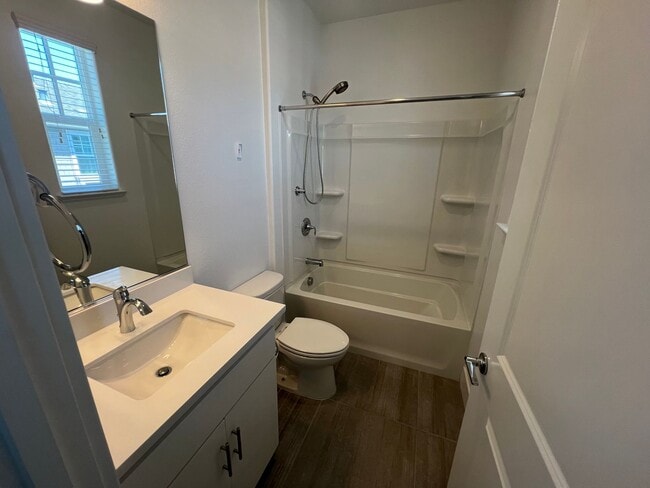 Building Photo - Beautiful 3 bed 2.5 bath Townhouse in Moun...