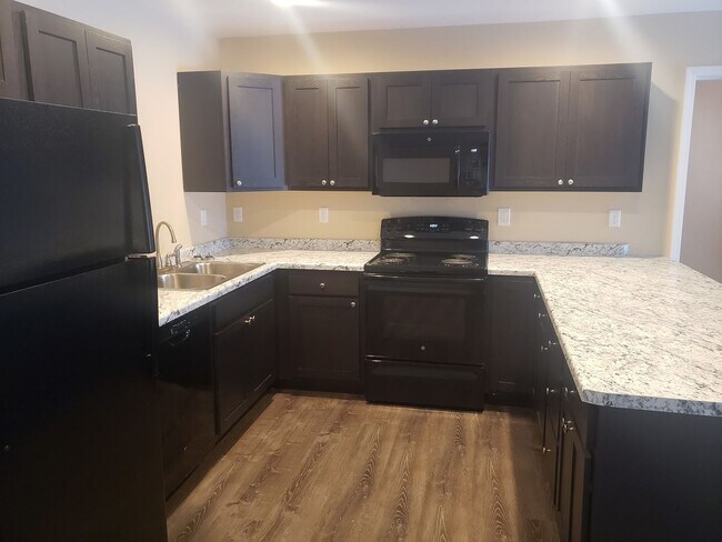 Building Photo - 2 Bedroom Duplex