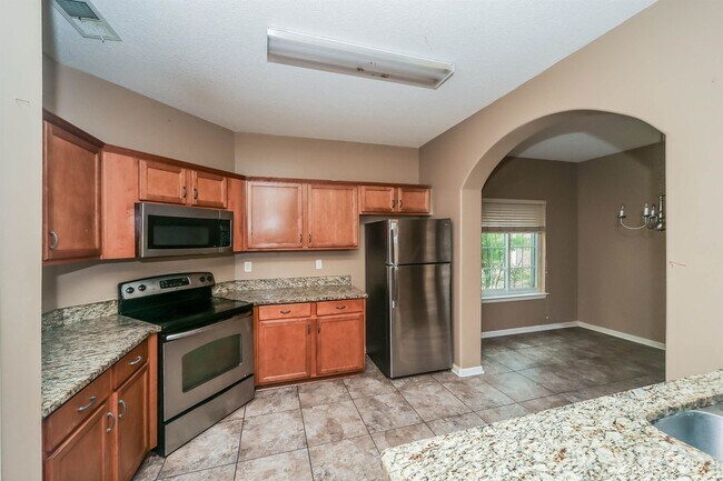 Building Photo - 10085 Woodland Hills Dr