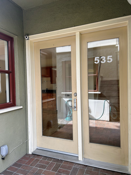 Front door clearly marked for deliveries! - 535 29th St