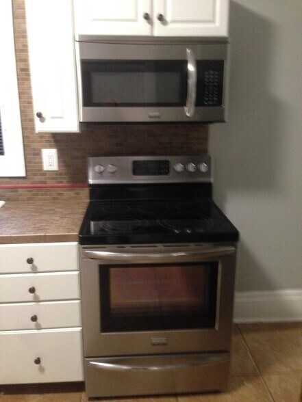 Range/Oven and Microwave - 17 N Randolph St