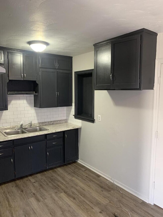 Building Photo - 405 E Rickenbacker Dr