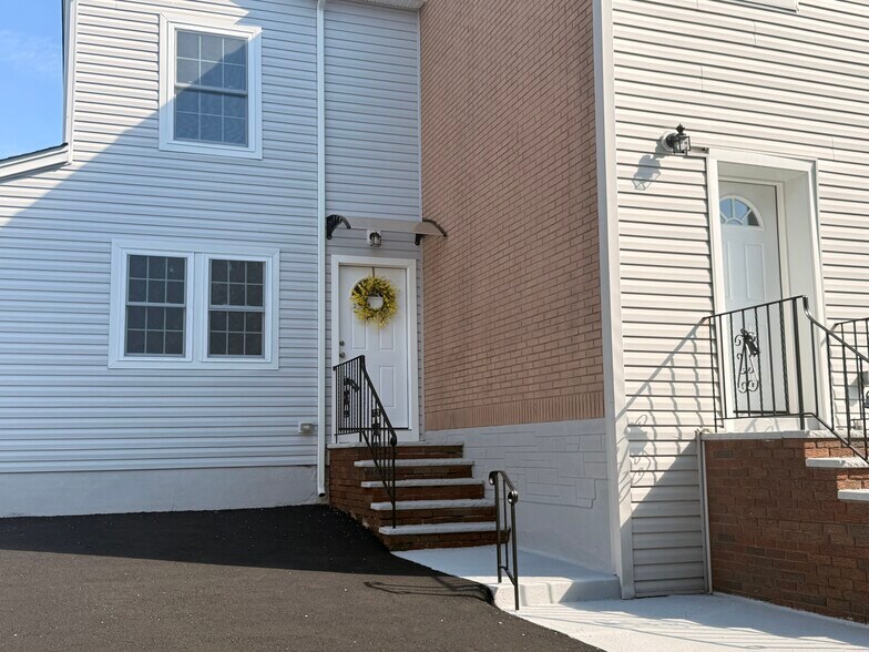 Building Photo - 13 Roosevelt Ave