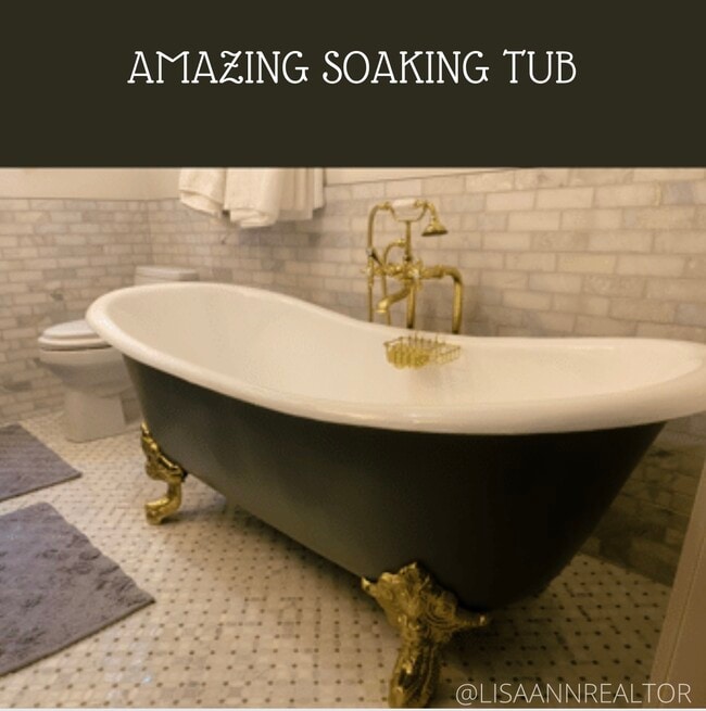 Building Photo - 2568 N Beachwood Dr