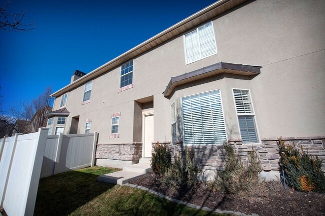 Building Photo - 3 Bedroom/2.5 Bathroom Townhome in Riverton
