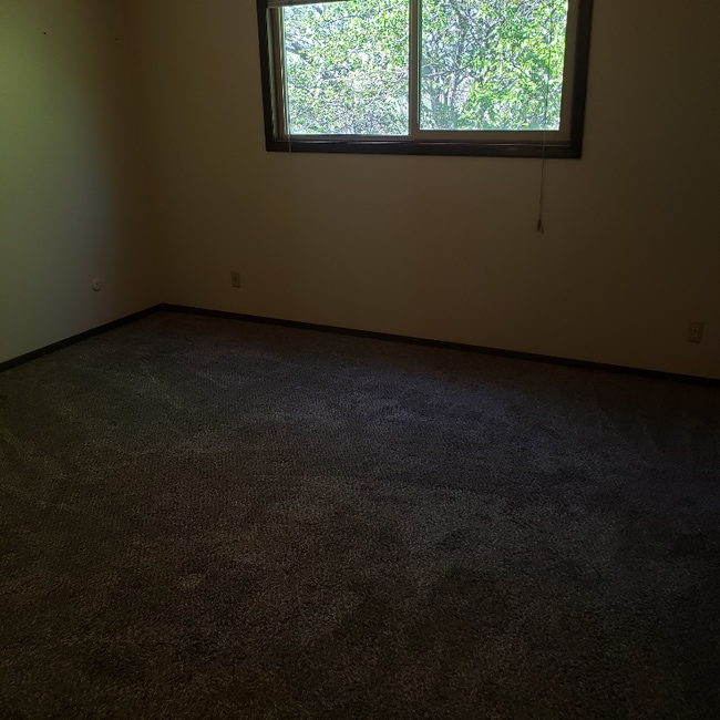 Building Photo - 2313 S White Oak Dr