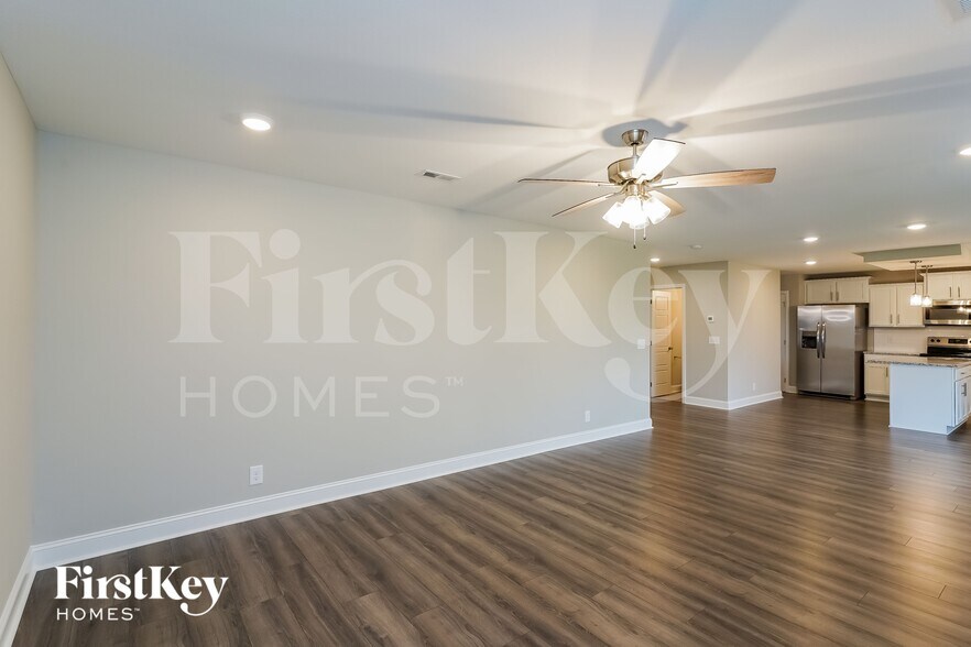 Building Photo - 631 Alvin Rd