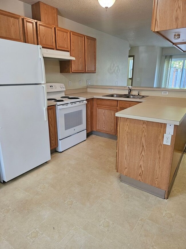 Building Photo - Beautiful Two bedroom townhome Available now!
