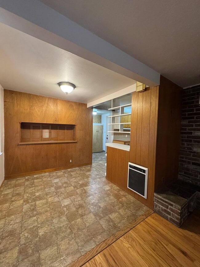 Building Photo - Cozy 2-Bed with Spacious Living, Parking, Pets OK!