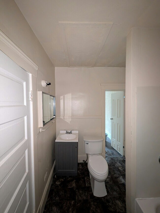 Building Photo - 1187 E 61st St