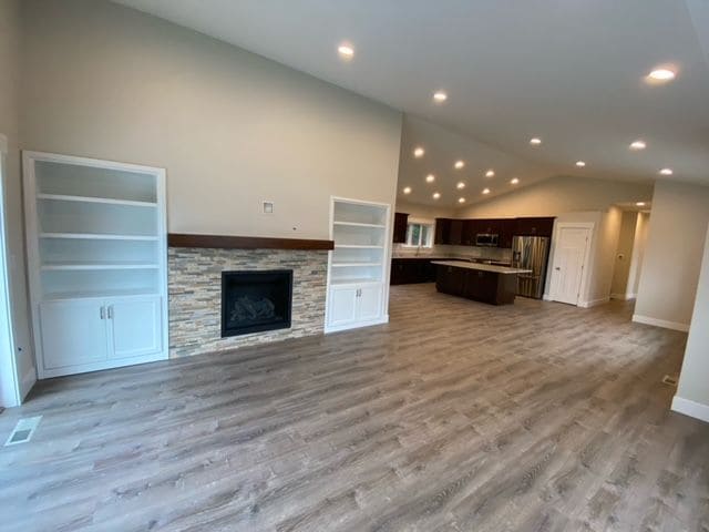 Building Photo - 2105 Dellesta Dr