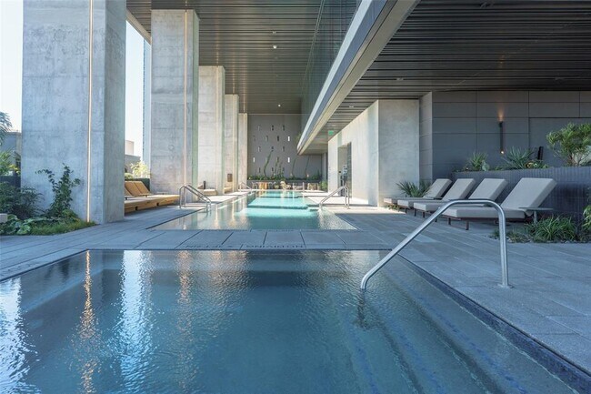 Building Photo - 610 Davis St