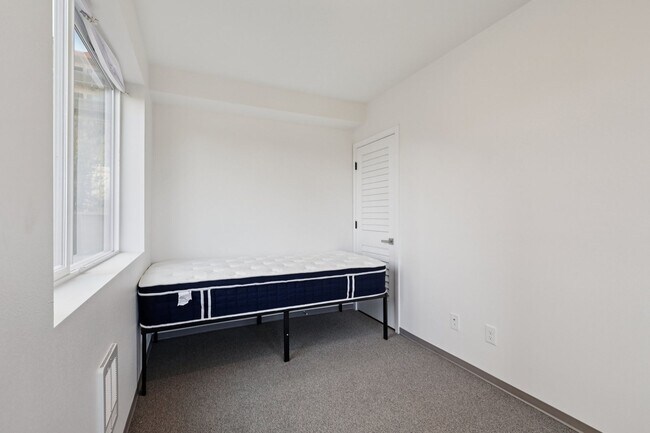 Building Photo - Brand-new 6B3B Townhouse near UW starts fr...