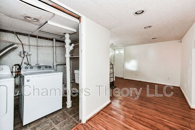Building Photo - 419 S Barton St
