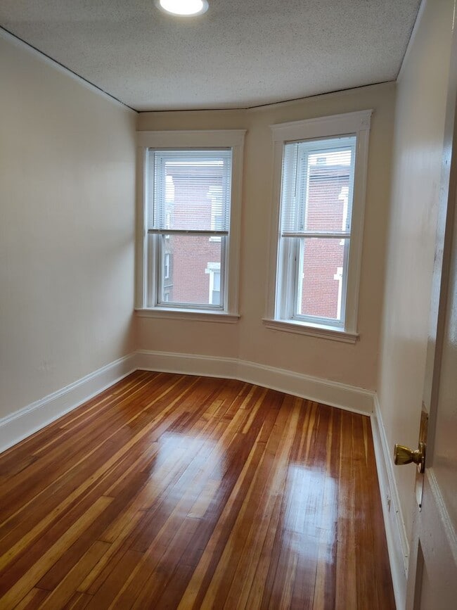 Building Photo - No Brokers fee, Large Renovated Unit in Allston. 4 bed. 2 Full Bathrooms. Central Heat, Laundry, ...
