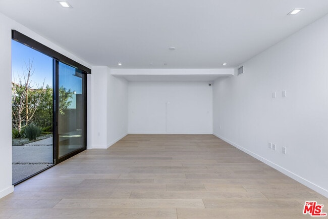 Building Photo - 2019 Barry Ave