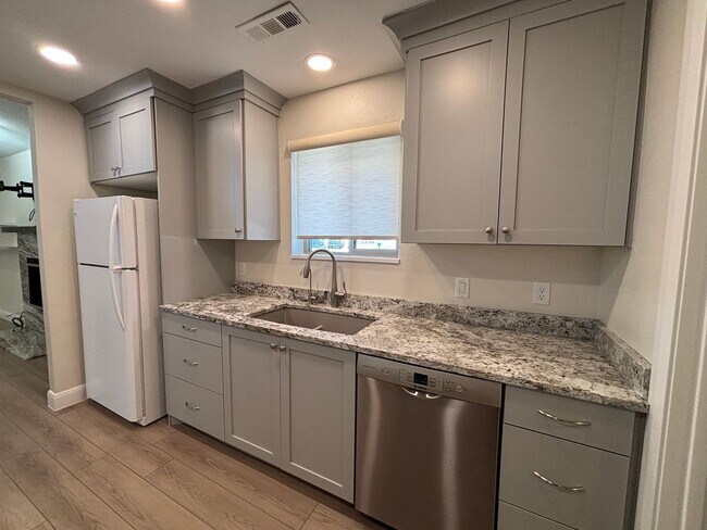 Building Photo - SPACIOUS REMODELED HOME FOR RENT!