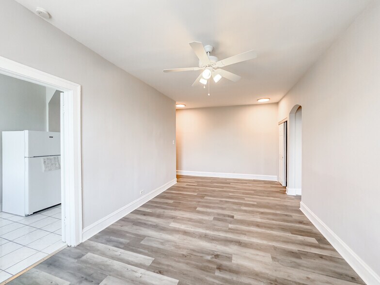 Building Photo - 4854 N Damen Ave