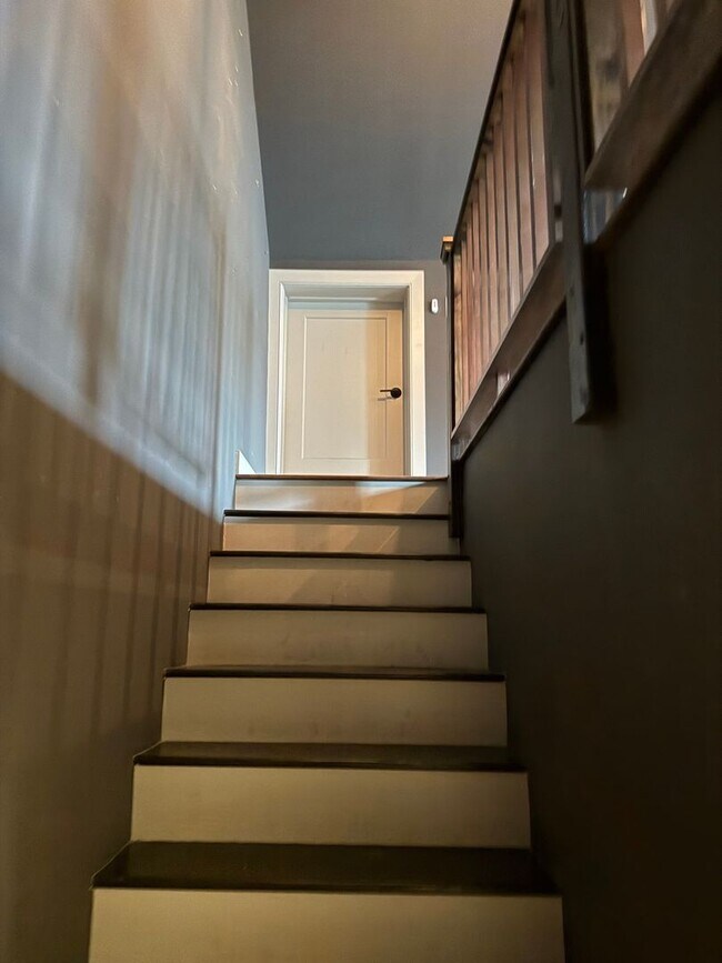 Building Photo - Beautifully updated THREE BEDROOM - Southe...