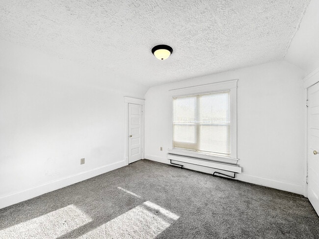 Building Photo - 3 bedroom 1 bathroom home for rent in Lorain
