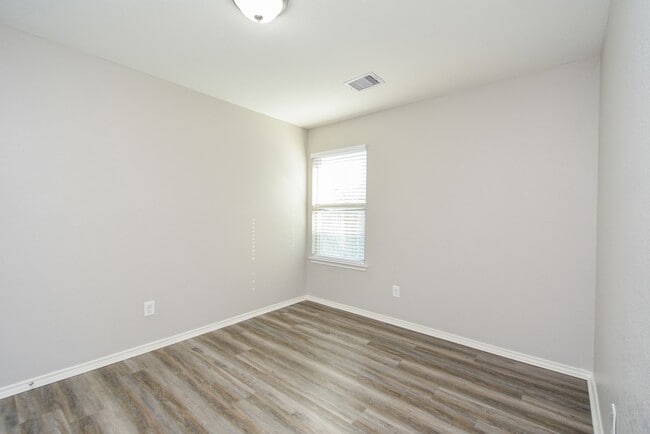 Building Photo - 946 Oak Falls Dr