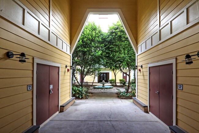 Building Photo - 2125 Southend Dr