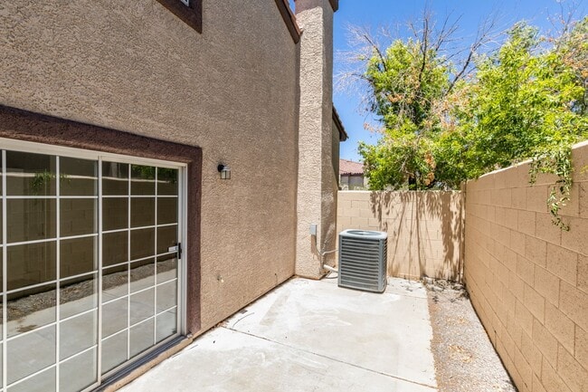 Building Photo - Amazing !! 2 Bedroom 2.5 Bathroom Townhous...