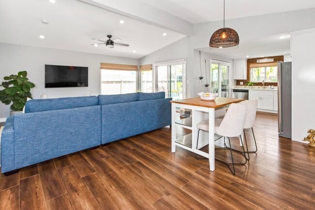 Building Photo - Long Term Unfurnished Rental available a f...