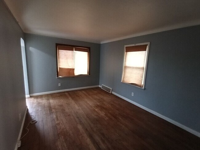 Building Photo - 3 bedroom 1 Bath Bungalow - Now Available!