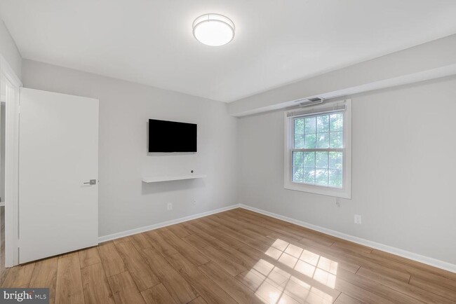 Building Photo - 3860 Lyndhurst Dr