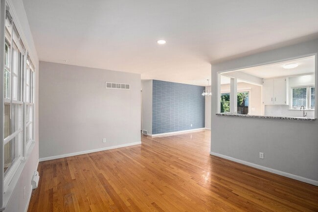 Building Photo - Move in special!! Beautiful 3BR/2BA w/ Garage & Fenced Yard