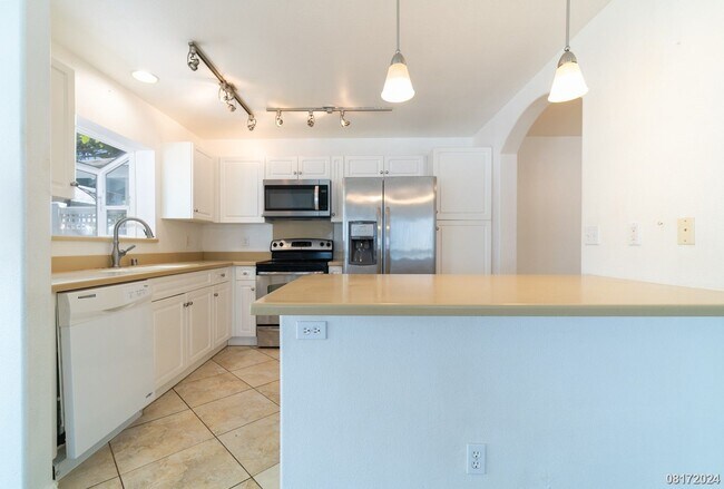 Building Photo - LARGE and SPACIOUS 3bd/3ba/2pkg (SEA COUNTRY) $3900