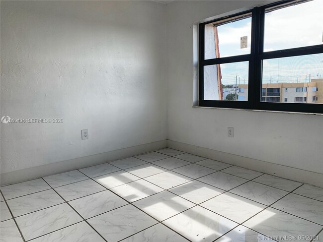 Building Photo - 1325 W 68th St