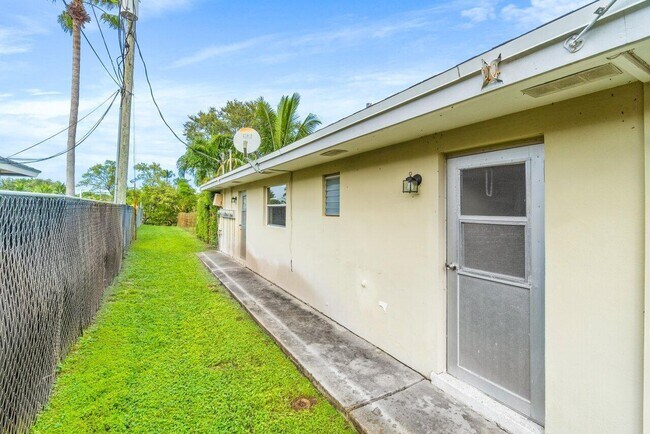 Building Photo - 751 Hummingbird Way