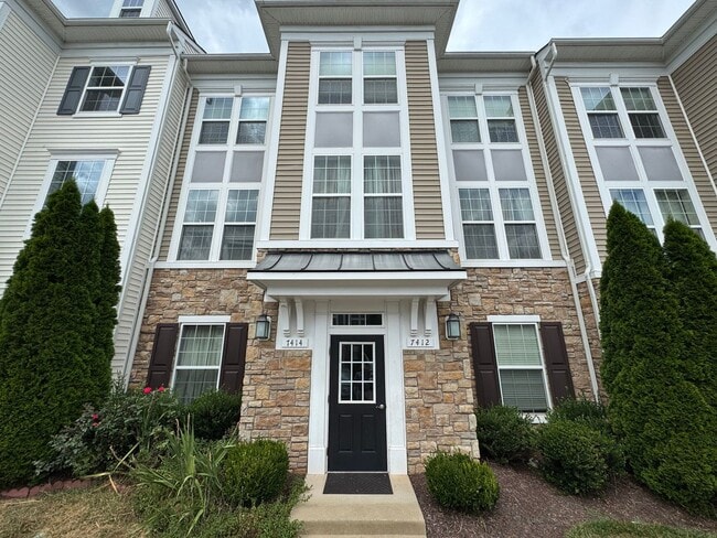 Primary Photo - Stylish 3 Bed 3 Bath Townhome With Patio A...