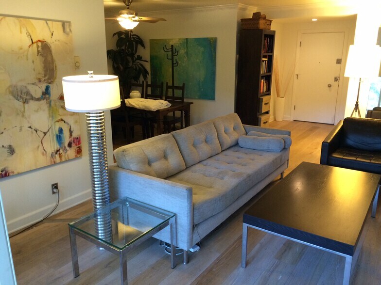 Building Photo - 7560 Hollywood Blvd