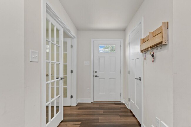 Building Photo - Luxurious three-story townhome with owner's suite and high-end finishes