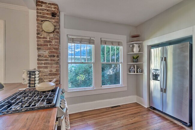 Building Photo - Adorable Bungalow in Highly Sought-After C...