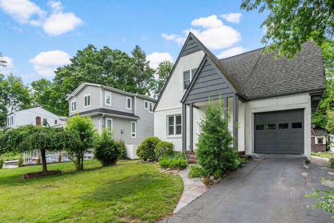 Building Photo - 181 5th St