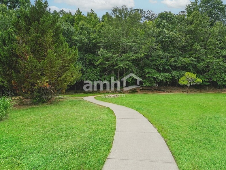 Building Photo - 2041 Brook Enclave Trail